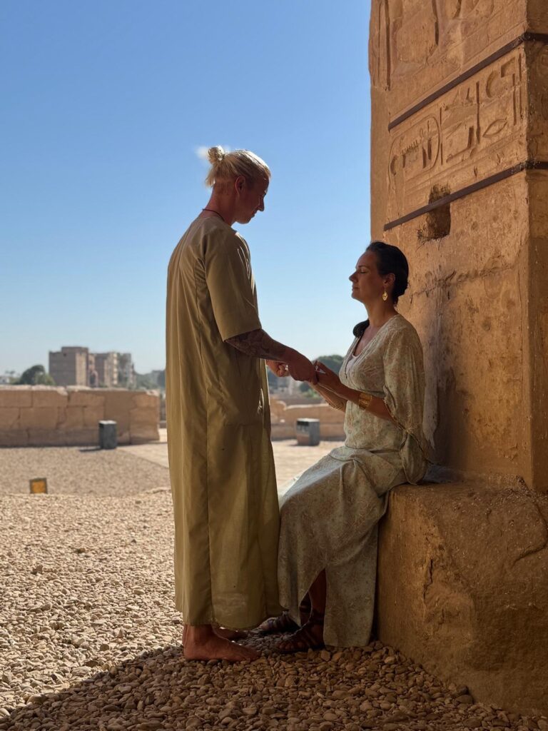 Living the Mysteries is een persoonlijke initiatiereis van zes maanden waarin je de Egyptische Mysteriën leert zien, ervaren, begrijpen en leven. Iedere twee weken openen we samen een nieuw veld waarin je via initiaties, transmissies, healings en ander energetisch werk de Neteru en hun kwaliteiten leert kennen. Tussen de sessies geef je alles wat je hebt ervaren handen en voeten door middel van prayers, rituelen, practices en concrete opdrachten in je dagelijks leven. Je beweegt van OPENEN naar HERINNEREN, door het DONKERE HUIS en het LICHTE HUIS, naar EIGEN MAKEN & VORMGEVEN en uiteindelijk naar LEVEN. Zo ontwikkel je stap voor stap een eigen relatie met de Neteru, leer je zelfstandig werken met Sekhem en de Mysteriën en ontdek je hoe je deze oude wijsheid verweeft met wie je bent, de keuzes die je maakt en het leven dat je hier op aarde wilt leven.