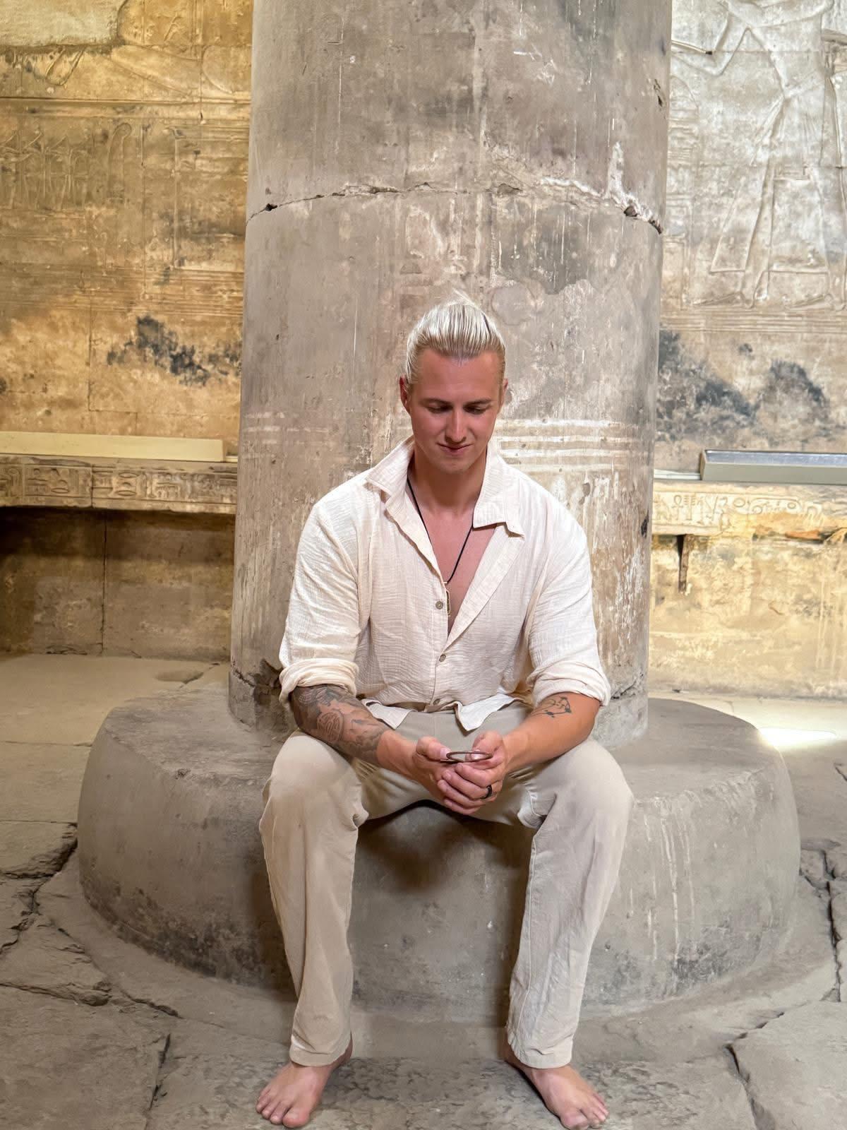 Een diepgaande 1:1 Past Life Regression Sessie waarin we samen de oorsprong onderzoeken van terugkerende patronen, emoties, relaties of levensthema's. Door middel van regressiewerk, energetisch veldwerk en afstemming op het onderbewuste maken we contact met herinneringen die jouw ziel zich nog herinnert en die op dit moment willen bijdragen aan jouw groei en bewustwording. De sessie brengt helderheid, inzicht en een diepere verbinding met jouw levenspad en de wijsheid die jouw ziel met zich meedraagt. De sessie duurt gemiddeld 90 minuten en vindt online plaats via Zoom. Investering: €161,15 exclusief btw (€195 inclusief btw).