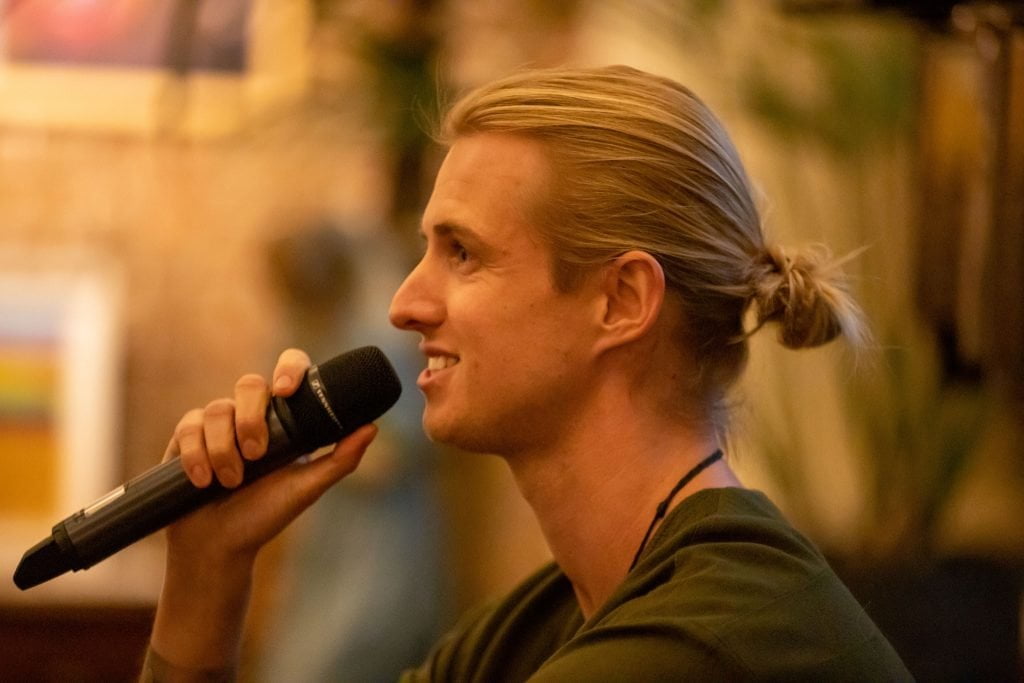 Organiseer jij een inspirerende lezing of een dag met workshops? Ik sta met liefde voor je klaar voor met een transformatieve, op maat gemaakte, lezing. Ik spreek vanuit mijn hart en Ziel met een persoonlijke, inspirerende en hoopgevende boodschap. Het publiek reist mee in mijn verhaal van verslaving naar een leven waarin het geloof in mijn ware zelf een enorme transformatie betekende.