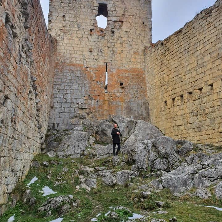 Met jezelf opgescheept zitten